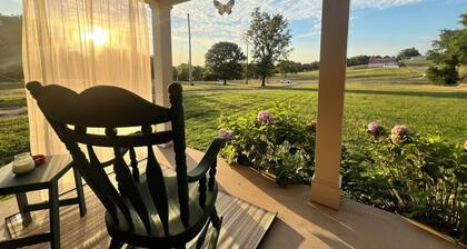 Cozy and tucked away retreat in Nashville's hidden gem neighborhood