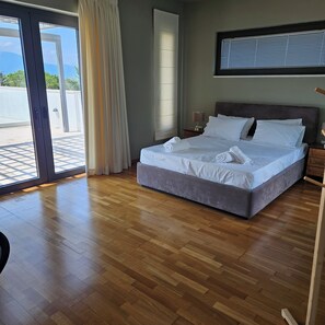 5 bedrooms, iron/ironing board, WiFi, bed sheets