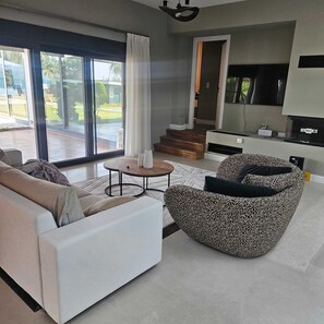 TV, fireplace