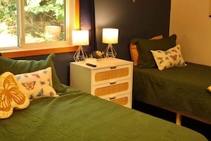 3 bedrooms, iron/ironing board, free WiFi, bed sheets - The Wildflower Cabin on Big Wood Lake (Wood River)