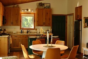 Fridge, microwave, oven, stovetop - The Wildflower Cabin on Big Wood Lake (Wood River)