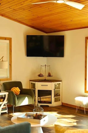 Smart TV, DVD player - The Wildflower Cabin on Big Wood Lake (Wood River)