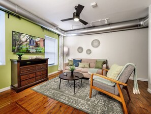 TV - Tasteful 1 Bedroom Apt in Historic Old City (Philadelphia)