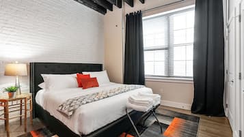 1 slaapkamer, een bureau, een strijkplank/strijkijzer, wifi