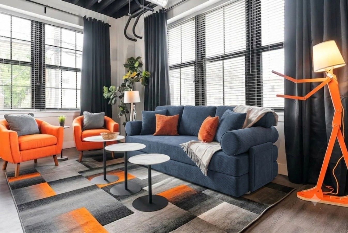 Una sala de estar moderna con un sofá azul, sillones naranjas y una lámpara de pie naranja original.