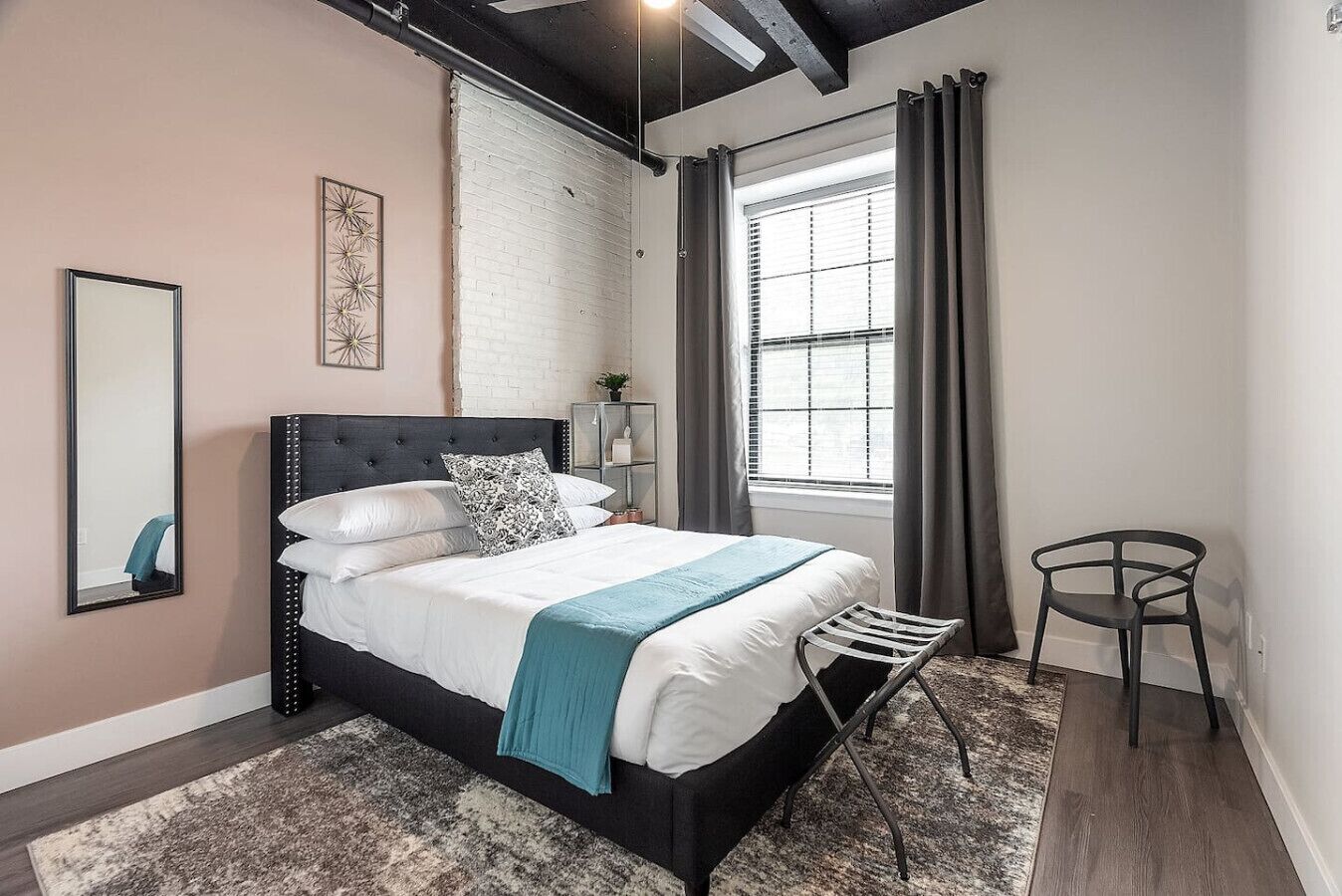 1 多间卧室、办公桌、熨斗/熨衣板、WiFi