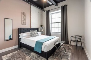 1 bedroom, desk, iron/ironing board, WiFi