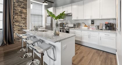 King 1BR Near Temple and La Salle with Free Parking for Extended Stays