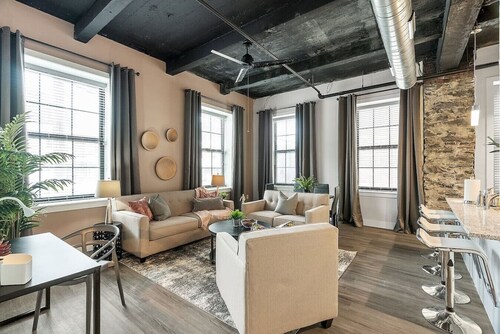 King 1BR Near Temple and La Salle with Free Parking for Extended Stays