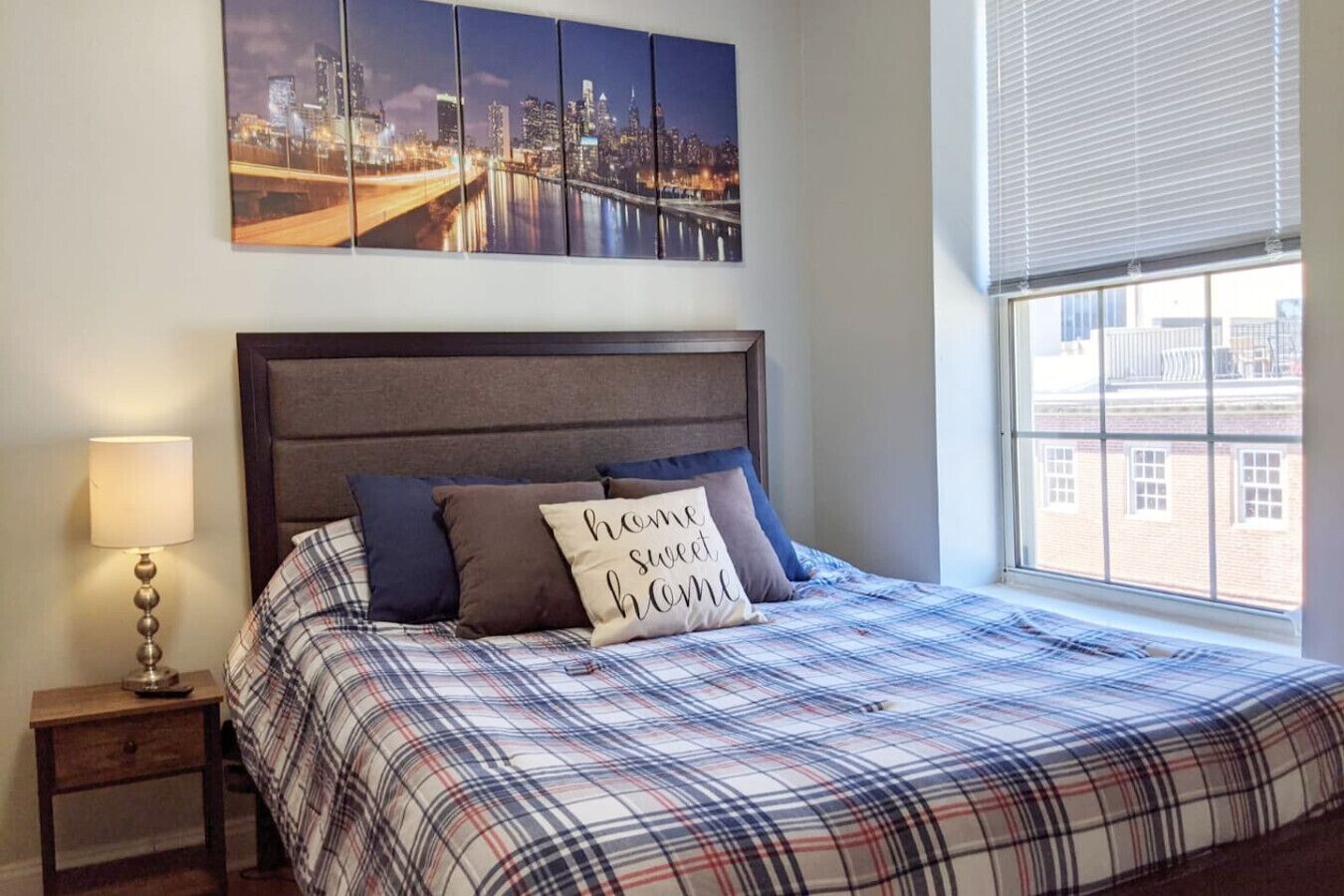 1 soverom, skrivebord, strykejern/-brett og reiseseng for barn