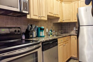 Een koelkast, een microgolfoven, een oven, een kookplaat