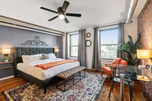 1 bedroom, desk, iron/ironing board, travel crib - Old City Apartment with WiFi and Walkable to sites (Philadelphia)