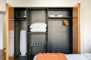 1 chambre, bureau, fer et planche à repasser, lit parapluie