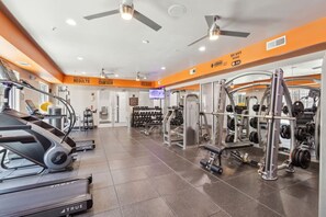 Fitness facility - 2Br Apt with Pool, Gym, and Free Parking (Dallas)