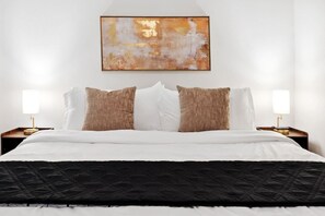 1 chambre, bureau, fer et planche à repasser, lit de bébé portatif