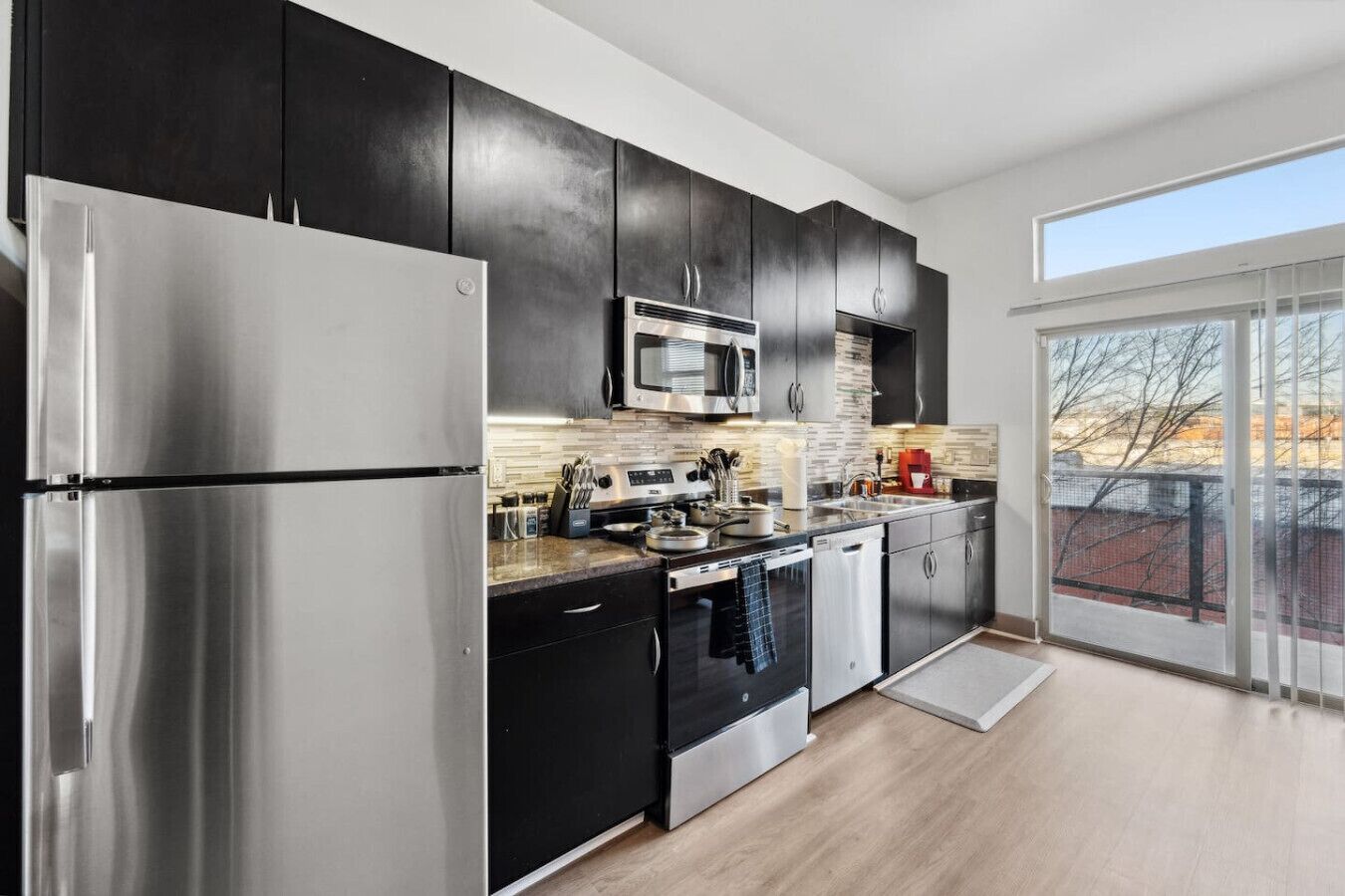 Réfrigérateur, micro-ondes, four, plaque de cuisson