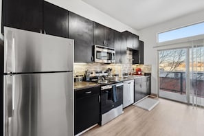 Fridge, microwave, oven, stovetop - Stylish Apt in Deep Ellum with Parking (Dallas)