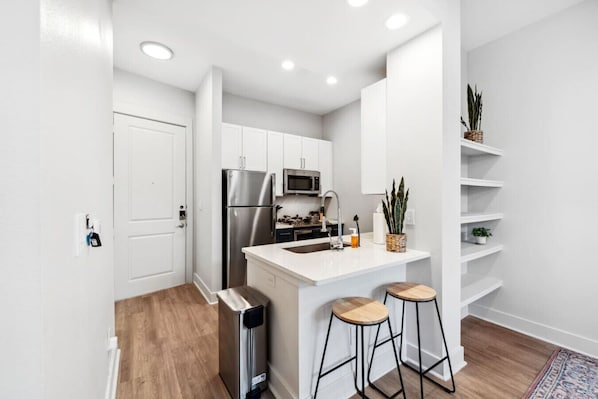 Fridge, microwave, oven, stovetop - New Apt in DeepEllum with Pool and Parking near Baylor Med (Dallas)