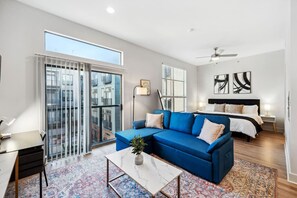 1 bedroom, desk, iron/ironing board, travel cot - New Apt in DeepEllum with Pool and Parking near Baylor Med (Dallas)