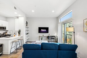 TV - New Apt in DeepEllum with Pool and Parking near Baylor Med (Dallas)