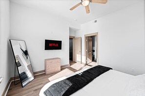 1 bedroom, desk, iron/ironing board, travel crib - Stylish 1Br in Deep Ellum with Pool and Free Parking (Dallas)