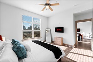 1 Schlafzimmer, Schreibtisch, Bügeleisen/Bügelbrett, Reisekinderbett