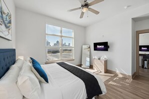 1 habitación, escritorio, tabla de planchar con plancha y cuna de viaje