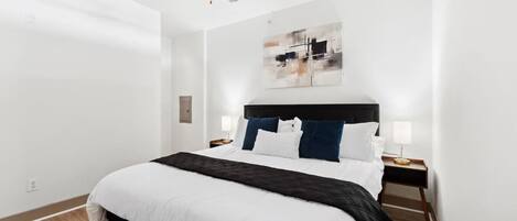 1 habitación, escritorio, tabla de planchar con plancha y cuna de viaje