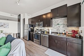 Kylskåp, mikrovågsugn, ugn och spishäll