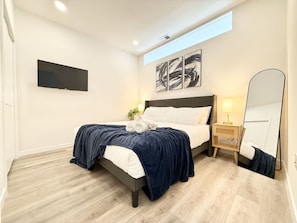 1 chambre, bureau, fer et planche Ă repasser, lit parapluie