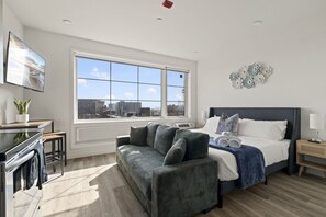 1 bedroom, desk, iron/ironing board, travel crib - Studio Apartment with Skyline Views, Free Parking, King Bed, and Gym (Philadelphia)