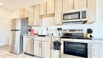 Frigorífic, microones, forn i placa de cuina