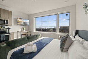 1 chambre, bureau, fer et planche à repasser, lit de bébé portatif