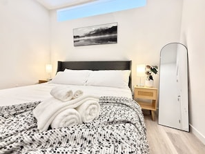 1 chambre, bureau, fer et planche à repasser, lit parapluie