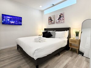 1 chambre, bureau, fer et planche à repasser, lit parapluie