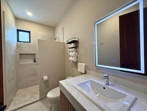 Estudio clásico, 1 cama King size, balcón | Baño | Regadera, secadora de cabello, toallas, jabón