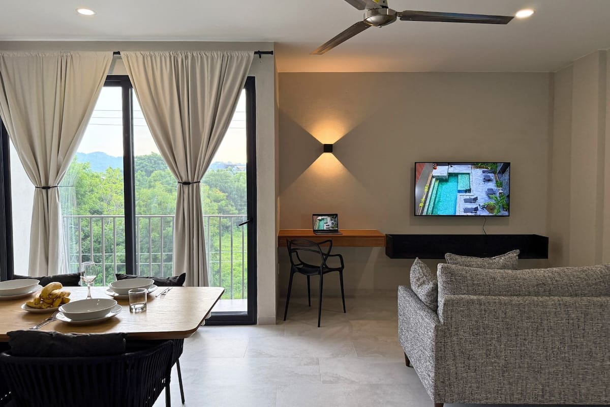 Classic Apartment, 1 King Bed, Park View | Living area
