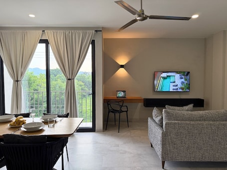 Classic Apartment, 1 King Bed, Park View | Living area