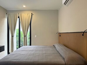 อพาร์ทเมนท์สำหรับครอบครัว, 2 ห้องนอน, ระเบียง | ตู้นิรภัยในห้องพัก, โต๊ะทำงาน, ผ้าม่านกันแสง, เตารีด/โต๊ะรีดผ้า