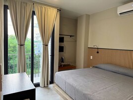 Apartamento clásico, 1 cama de matrimonio grande, vistas al parque | Caja fuerte, escritorio, cortinas opacas y tabla de planchar con plancha