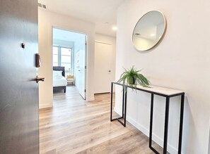 2 soverom, skrivebord, strykejern/-brett og reiseseng for barn