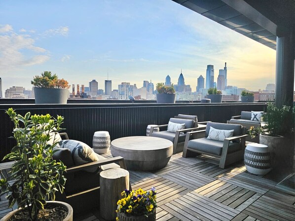 Terrace/patio - Studio Apt with City View, Rooftop and Gym (Philadelphia)