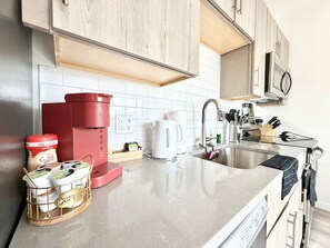 冷蔵庫、電子レンジ、オーブン、コンロ