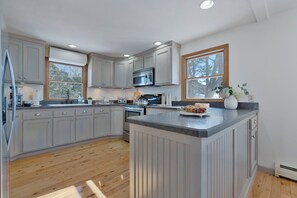 ثلاجة، ميكروويف، فرن، موقد طهي مسطح