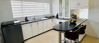 Homely & Spacious, Comfy beds & crisp linen. Private home suitable for long stay