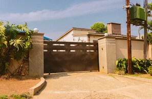 Property grounds - The Treat - Large, cosy home, centrally located for short &medium stay. (Manzini)