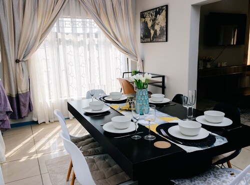 The Treat - Large, cosy home, centrally located for short &medium stay.