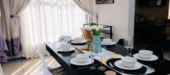 The Treat - Large, cosy home, centrally located for short &medium stay.