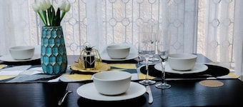 The Treat - Large, cosy home, centrally located for short &medium stay.