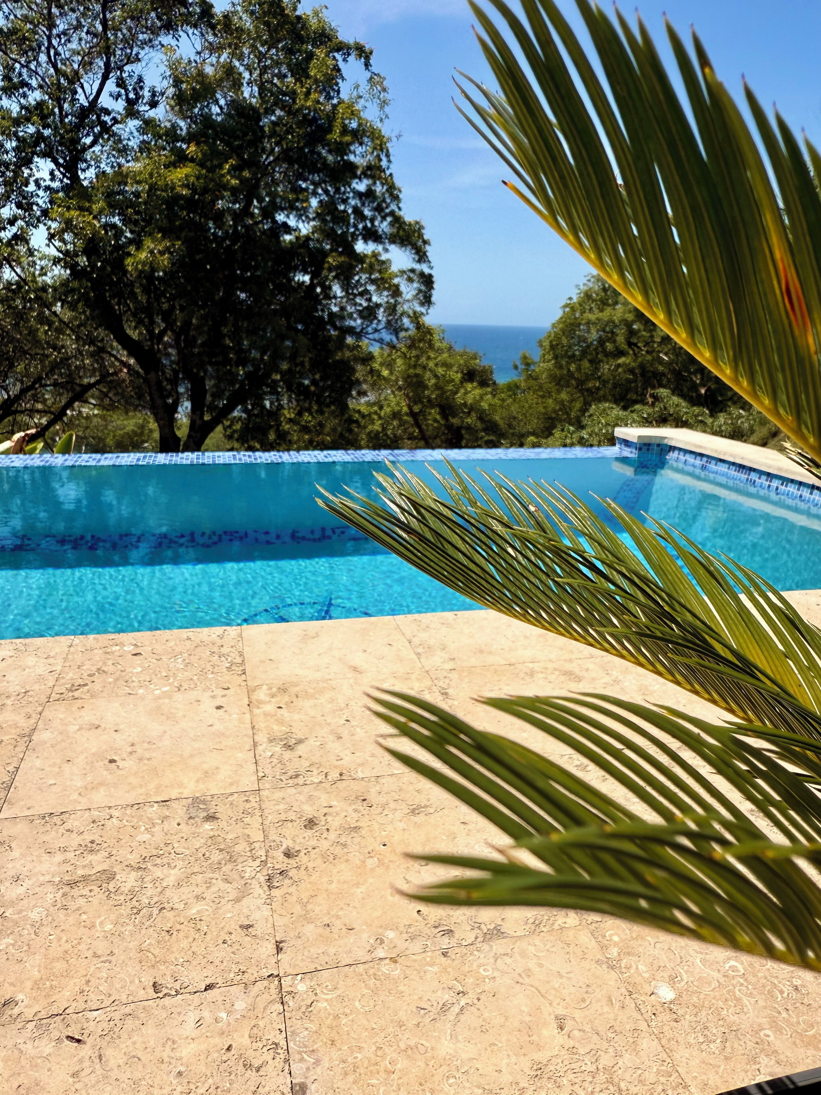 Kolam renang outdoor, dengan kursi berjemur